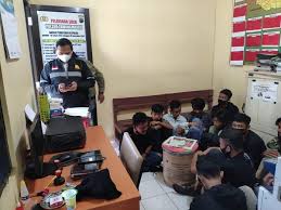 Pt dharmaduta lucas ventura adalah perusahaan di bidang distribusi dan ritel produk rumah tangga yang berkantor di jakarta dan medan. Rombongan Perguruan Silat Dan Tukang Parkir Gegeran Di Karanganyar