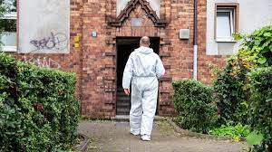Zuvor sei nach angaben der polizei gegen 19 uhr am dienstag eine anzeige eingegangen der mann aus graz wurde in dessen wohnung angetroffen und befragt. Berlin Eltern Finden 23 Jahrigen Tot In Kinderzimmer Welt