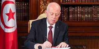 وأعلنت رئاسة الجمهورية المصرية مساء اليوم الجمعة استقبال السيسي بعد ظهر اليوم بمطار القاهرة أخيه الرئيس التونسي قيس سعيد الذي يحلّ ضيفاً عزيزاً على مصر في زيارة رسمية لمدة ثلاثة أيام، بحسب البيان الرئاسي. Ø§Ù„ÙŠÙˆÙ… Ù‚ÙŠØ³ Ø³Ø¹ÙŠØ¯ ÙŠØ²ÙˆØ± Ø§Ù„Ø¬Ø²Ø§Ø¦Ø±