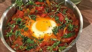 Rezept Shakshuka Tomaten Paprika Eierpfanne Mit Nussﬂaden Ndr De Ratgeber Kochen Shakshuka Rezepte Shakshuka Rezept