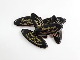 Banyak ditemui kata yang tidak baku dan juga ditemukan kesalahan dalam penulisan tanda baca yang tidak sesuai dengan ejaan yang disempurnakan. Pin Di Name Tag Papan Nama Dada