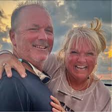 How to spice up a daughter's room with decorations and a canopy?