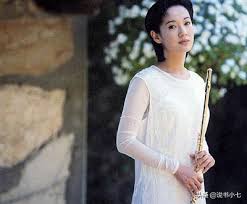 自幼學習 鋼琴 ，中學就讀於 新北市 板橋 的 光仁中學 音樂班，並參加臺灣區青少年組長笛比賽榮獲冠軍，進入 國立藝專 音樂科後分別受教於 陳澄雄 、 薛耀武 先生，後以 國際扶輪 交換學生 身份遠赴 加拿大 溫哥華 市立大學，主修長笛，受教於jame martin、paul eouglas，畢業後在. å…©æ¬¡å«å…¥è±ªé–€çš„é•·ç¬›å…¬ä¸» å®ˆå¯¡å¾Œ45å„„æ®¯è'¬æ¥­è€é—†ä¾èˆŠç·Šç·Šç›¸éš¨ æ¯æ—¥é ­æ¢
