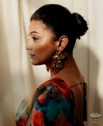 The grace of a saree never fails 🩷🧡❤️🧡💛💚🩵💙💜 Outfit and styling  @labelswarupa Jewellery @labelswarupa 📸 @theaaronobed Studio @studiofayle  HMU @pradeep_makeup @shobhahawale Assisted by @vijayvenkatt  #goodwifeonjiohotstar #cookwithcomali6