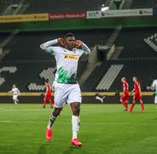 Vor spielbeginn köln hingegen scheiterte im pokal am mittwoch beim zweitligisten jahn regensburg im elfmeterschießen. Sieg Gegen Koln Gladbach Gewinnt Erstes Geisterspiel Der Bundesliga Geschichte Welt