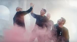 Wir hatten zusammen 100 euro zum ausgeben — between us etwas zusammen besitzen own sth jointly, be joint owners of sth; Musikblog Die Fantastischen Vier Feat Clueso Zusammen Videopremiere