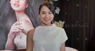 Lewat unggahan terbarunya di instagram, maudy mengumumkan dirinya berhasil meraih gelar s2 di stanford university. Maudy Ayunda Gelar Konser Mini Perpisahan