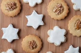Carefully transfer the cookies to the lined baking sheets, laying them with a bit of space in between, and decorate them generously with sprinkles. Bredele Christmas Cookies Be Miam