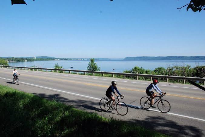Scenic riding along the Mississippi River Valley, AI generated