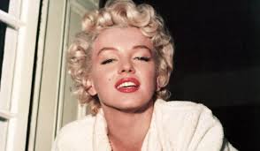 ESTA é a rotina de beleza da vida real de Marilyn Monroe de 1959, e aqui  estão as instruções para a rotina!