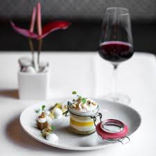Mit viel geduld und dem richtigen gefühl für die einzelnen schichten backen unsere konditoren von oktober bis märz an den großen walzen. Top 10 Orte Fur Vegane Kuche Berlin Creme Guides
