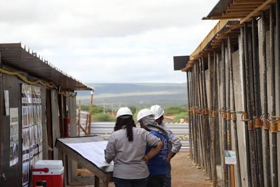 Governo de Pernambuco amplia acesso à educação com quase 100% de finalização de creche em Águas Belas e avanço de obras em Petrolândia