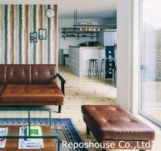 リビングとは緩やかに分かれつつ 家族の居場所を感じられるキッチン ダイニング キッチンカウンターの脇は コンクリートブロックであえてジャンクに仕上げました 賑やかな食卓の雰囲気づくりに一役買っています ダイニング コンクリートブロック キッチン