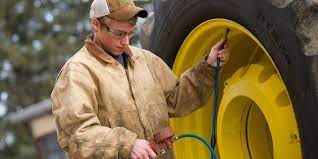 Este permisă angajarea adolescenților cu vârsta de minim 15 ani, dar numai cu acordul părinților sau al tutorelui legal, conform articolului 49 din constituția româniei; In Germania Copiii De 13 Ani Sunt IncurajaÈ›i SÄƒ MunceascÄƒ IatÄƒ Cate Ore Pot Munci È™i Ce Impozite PlÄƒtesc Ziarul Romanesc Germania