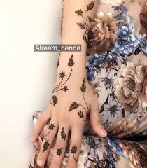 423 Likes 7 Comments Salon Gala Alreem Alreem Henna On Instagram صالون غلا الريم الشارقه الذيد للاست Henna Designs Easy Henna Simple Mehndi Designs