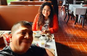 Celeste Natareno y Jonathan Marroquín iniciaron su día con nosotros al  tomar uno de nuestros desayunos. Agradecemos la visita a #DeMontaña, y  esperamos que su experiencia con nosotros haya sido reconfortante. Visita