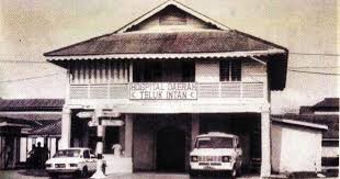 Ia telah dibina pada tahun 1925 dan kemudiannya digunakan sebagai. Nostalgia Hospital Lama Teluk Intan
