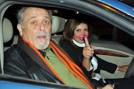 كشف الفنان سمير صبري عن وصية الفنان الراحل محمود عبد العزيز قبل وفاته، مؤكدًا أنه أوصاه بدفنه في مقابر العائلة بالإسكندرية، حسبما أفاد موقع مصريون الإلكتروني. Ù‚ØµØ© ØµÙˆØ±Ø© Ø¬Ù…Ø¹Øª Ù…Ø­Ù…ÙˆØ¯ Ø¹Ø¨Ø¯Ø§Ù„Ø¹Ø²ÙŠØ² Ø¨Ø²ÙˆØ¬ØªÙŠÙ‡