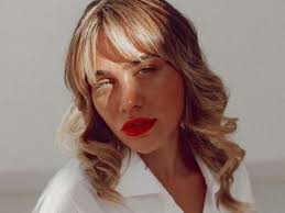 Η τραγουδίστρια και κόρη του λευτέρη πανταζή προβλημάτισε τους διαδικτυακούς της φίλους αφού. Koni Meta3a H Fwtografia Apo To Entypwsiako Ypnodwmatio Ths