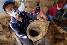 Pada kesempatan kali ini saya akan memberikan cara membuat pot bunga dari sabut kelapa yang benar tanaman kelapa memiliki banyak manfaat. Perajin Pot Sabut Kelapa Kediri Banjir Orderan