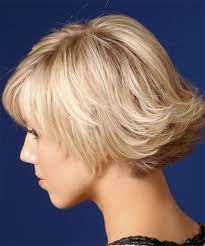 Bright streaks can wake up an appearance and layered and feathered out hair can add shape. Short Straight Light Strawberry Blonde Hairstyle Hairstyle Medium Hair Styles Hair Styles