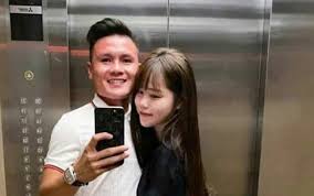 Bạn gái lớn hơn 6 tuổi của diễn viên huỳnh anh tỏ ra ngạc nhiên khi có quá nhiều cô gái nhắn tin thả thính người yêu, bất chấp cô và nam diễn viên đã công khai quan hệ yêu đương. Huá»³nh Anh Báº£o Vá»‡ Quang Háº£i Bá»›t Äƒn Hiáº¿p NgÆ°á»i Yeu Em Nha