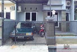 Gunakan halaman dengan untuk menyimpan mobil yang dilengkapi dengan pintu besi merangkap sebagai pagar rumah. 37 Pagar Rumah Untuk 2 Mobil