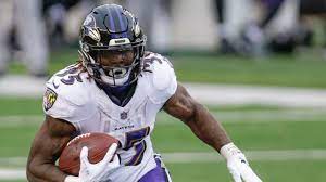 Trainers helped him off the field to be evaluated in the medical tent. U65tb8uxe Pppm