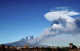 I sismografi hanno registrato ben 130 scosse di terremoto dalle 9 di questa mattina; Sicilia Etna Ancora In Eruzione Una Nuova Scossa Di Terremoto Paura A Catania