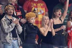 Ice Spice wird nach seltsamen Zeichen während des Super Bowl beschuldigt,  Satanistin zu sein