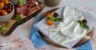 La sfoglia di mozzarella poi, con un pizzico di fantasia, si presta davvero a mille usi. Sfoglia Di Mozzarella Fatta In Casa In 2 Minuti Furba E Veloce