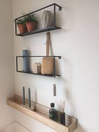 woood wandplank boven bad badkamerdecoratie wandplank interieur