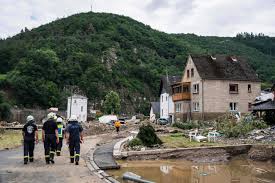 Zwei mutmaßliche plünderer seien in ahrweiler in einem juweliergeschäft festgenommen worden, sagte ein sprecher dem swr. 5vdb1a9qndknam
