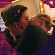 ¿cuáles son los beneficios de besarse? Warner Channel La Cuenta Regresiva Ya Empezo Y Estamos Mas Cerca De Volver A Morir De Amor Con Bughead Riverdale Temporada 5 20 01 Estreno En Simultaneo Con Eeuu 8 30pm A La Medianoche Facebook