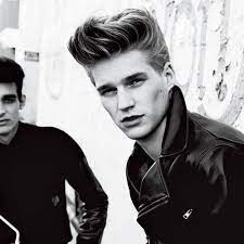 Le Acconciature Rockabilly Sono Diventati Stile Tendenza Per Uomini Iniziato Da Elvis Presley Ispirato Rockabilly Hair Rockabilly Mens Hairstyles Pompadour