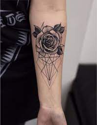 Das tattoo ist in der regel eine ganz persönliche sache und zum tätowieren gibt es ein kunstwerk von gustav klimt tätowieren lassen. Tattoo Arm Frau Rose Mit Geometrischen Figuren Am Unterarm Coole Tattoos Tattoo Motive Frau Tattoos Unterarm