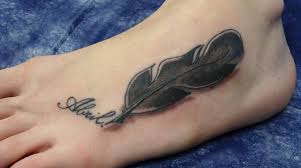 Tatuajes de plumas para parejas. La Rosa Nera Tattoo On Twitter Tatuaje De Pluma En Blanco Y Negro Lrnt Http T Co T8fusyikho
