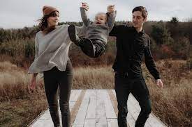 Middlebury Vermont Hip And Intimate Family Portraits Kelly Micah Jacquelyn Potter Family Portrait Poses Family Portraits Fall Family Portraits