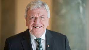 Es zeigte einen lächelnden landesvater, wie er jugendlichen offenbar gerade den basketball abgenommen hatte und selbst zum wurf ansetzte. Cdu Mann Volker Bouffier Privat So Tickt Der Hessische Ministerprasident Abseits Des Politparketts News De