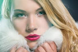 La Bella Dueña Rubia Examina a Su Mascota Peruana La Pone En La Mesa  Delante De Ella. Mascotas Sanas. Momentos Felices. Imagen de archivo