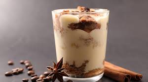 Preparazione pesare 80 gr di pasta crema della nonna per kg di miscela aggiungere il topping caramello per crema catalana e le mandorle zuccherate Dolce Della Nonna Al Cucchiaio Delicato Dessert Con Biscotti E Caffe