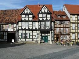 Diese Site Beinhaltet Meine Sammlung Bastelbogen Von Hauser Aus Dem Harz Wie Quedlinburg Und Wernigerode Deze Site Gaat Over Quedlinburg House Styles House