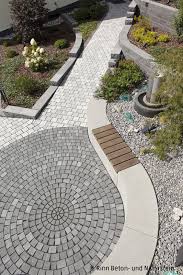 Gartenweg ganz einfach selbst pflastern sakret. Betonsteine Fur Ihren Garten Bepflanzung Garten Pflaster Gartendesign Ideen