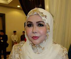 Baginda merupakan permaisuri (isteri) kepada mantan sultan kelantan. 5 Kerabat Raja Yang Terlibat Dalam Politik Malaysia Soscili