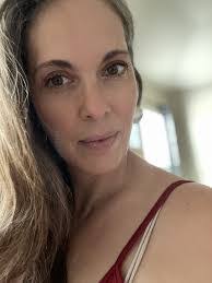 Erin Hampton's Instagram, Twitter & Facebook