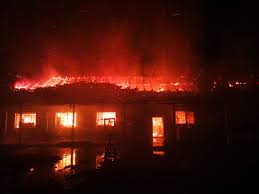 Detașamentul de pompieri alba iulia intervine cu două autospeciale și o ambulanță smurd b2 pentru localizarea și stingerea unui incendiu izbucnit la o centrală termică în subsolul blocul m7, de pe bulevardul 1 decembrie … O HalÄƒ De Depozitare Din Alba Iulia DistrusÄƒ De Un Incendiu Stirile Transilvaniei