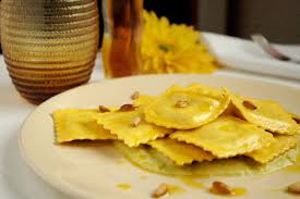 2 zucchine 8 pomodori 300 gr di calamari bolliti a pezzi sale qb olio evo prezzemo 1 spicchio d'aglio mezza alice sott'olio preparazione della pasta:sistemare la farina a fontana e lavorarla con le uova, l'acqua e il sale fino ad un impasto omogeneo. Ravioli Di Cernia In Mousse Di Verza E Colatura Di Alici Con Pinoli Tostati E Profumo Di Arancia In The Name Of Good