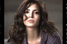 أعلنت الفنانة المصرية، آمال ماهر، عدولها عن قرار اعتزال الغناء، كاشفة عبر وبعد أسبوعين من إعلان آمال ماهر اعتزال الغناء لـأسباب خارجة عن إرادتها، توجهت الفنانة برسالة إلى جمهورها. Ø¢Ù…Ø§Ù„ Ù…Ø§Ù‡Ø± ØªÙˆØ¶Ø­ Ø³Ø¨Ø¨ Ø§Ø¨ØªØ¹Ø§Ø¯Ù‡Ø§ Ø¹Ù† Ø§Ù„ÙÙ† ÙˆØªØªØ±Ùƒ Ø§Ù„Ø¨Ø§Ø¨ Ù…ÙØªÙˆØ­Ø§