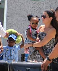 Dziewczynka została przysposobiona przez aktorkę po długiej procedurze adopcyjnej. Sandra Bullock Presents Her Adopted Children Louis Laila Multiracial Family Afroculture Net