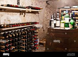 Ein alter Weinkeller mit einer Sammlung von Weinen und Flaschen in Racks  Stockfotografie - Alamy